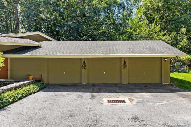 18 Huntington Lane, Norwich, CT 06360