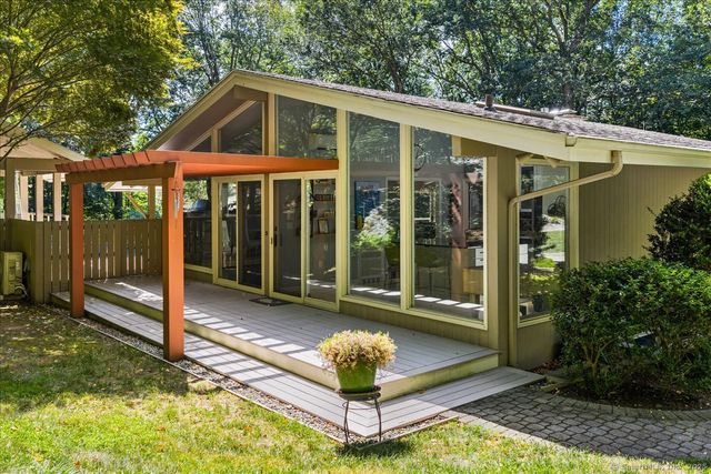 18 Huntington Lane, Norwich, CT 06360