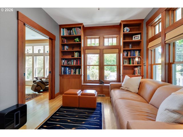 5921 S KELLY Ave, Portland, OR 97239