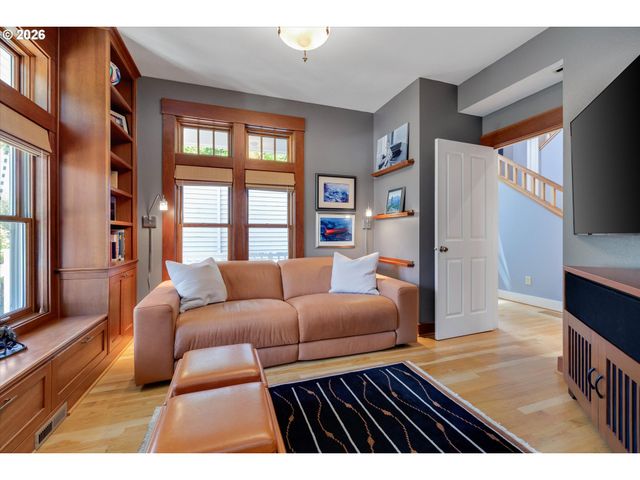 5921 S KELLY Ave, Portland, OR 97239