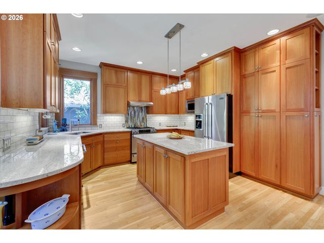 5921 S KELLY Ave, Portland, OR 97239