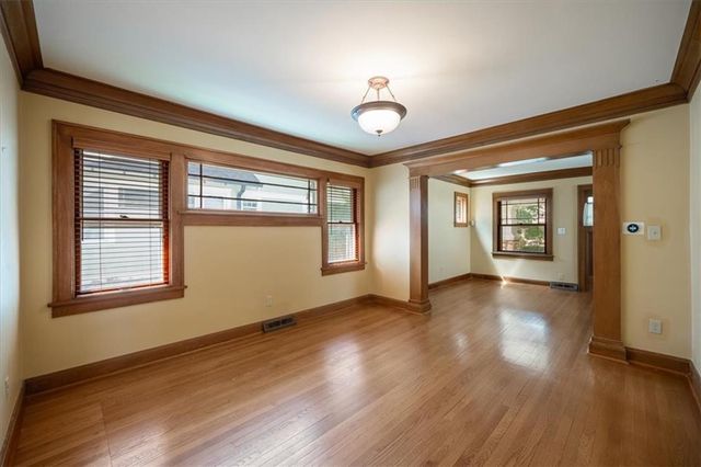 5733 Kenwood Avenue, Kansas City, MO 64110