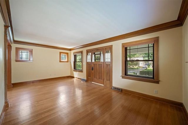 5733 Kenwood Avenue, Kansas City, MO 64110