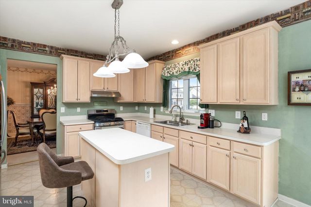 16 WENDOVER RD, East Windsor, NJ 08520