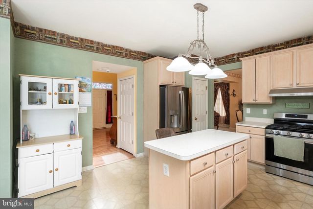 16 WENDOVER RD, East Windsor, NJ 08520