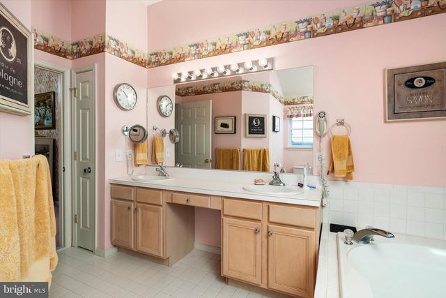 16 WENDOVER RD, East Windsor, NJ 08520