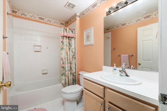 16 WENDOVER RD, East Windsor, NJ 08520