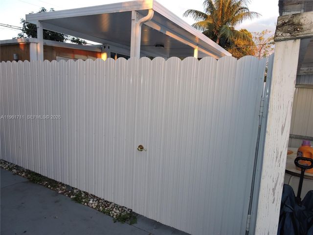 551 E 39th St, Hialeah, FL 33013