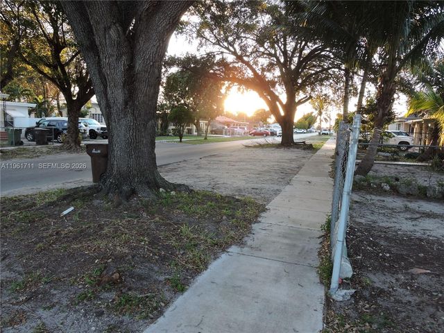 551 E 39th St, Hialeah, FL 33013