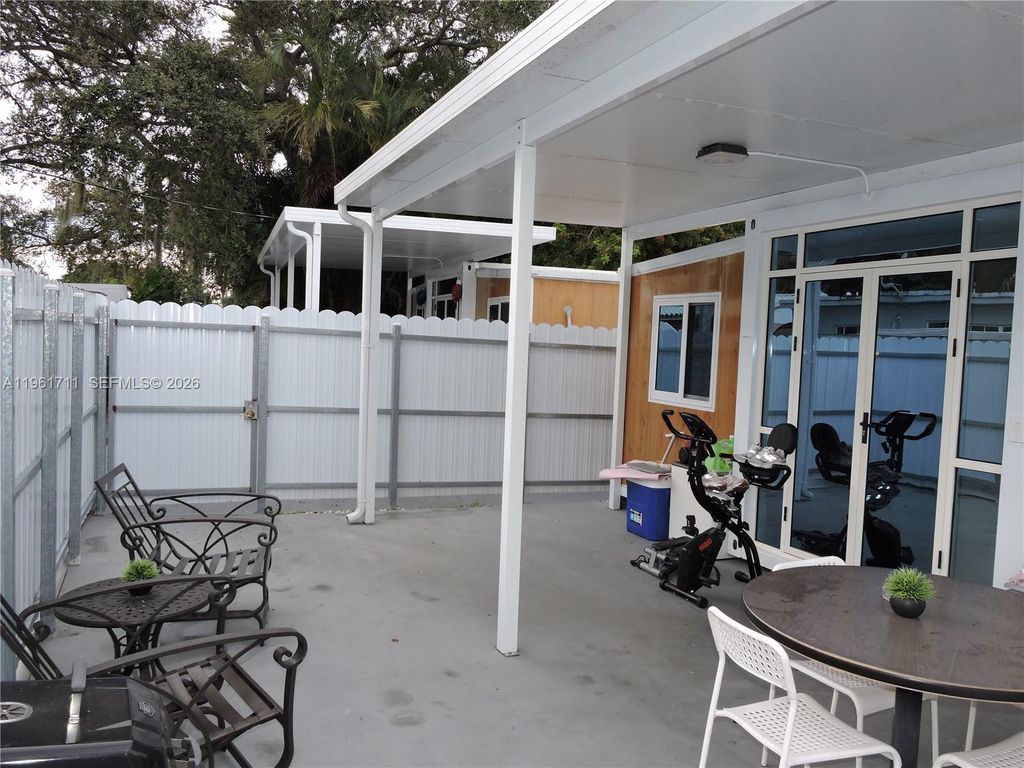 551 E 39th St, Hialeah, FL 33013