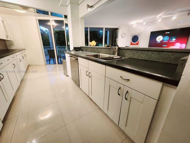 1000 Quayside Ter 408, Miami, FL 33138