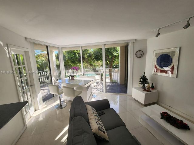 1000 Quayside Ter 408, Miami, FL 33138