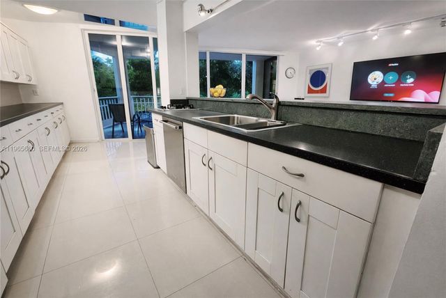 1000 Quayside Ter 408, Miami, FL 33138