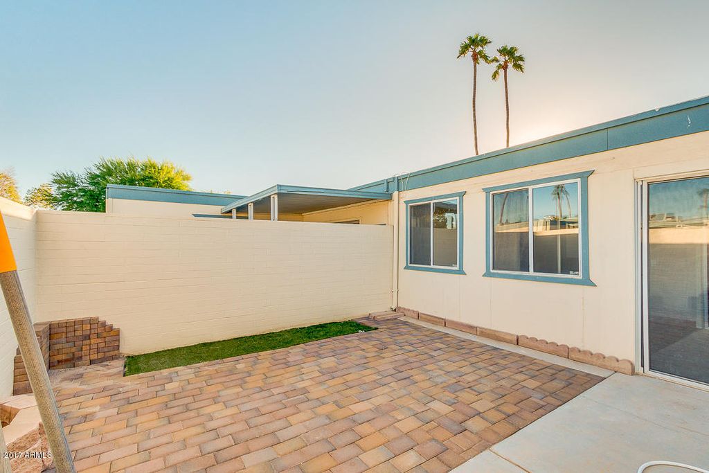 Image 6 of property listing at 10030 W ROYAL OAK Road C, Sun City, AZ 85351