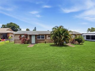 703 2ND AVENUE NW B, Ruskin, FL 33570