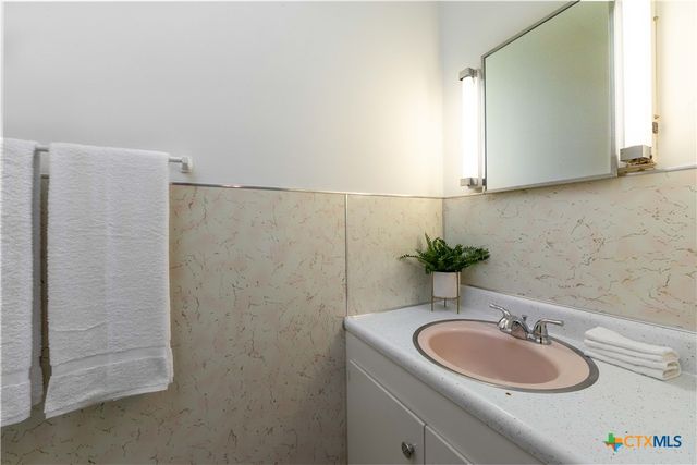 465 S Guenther Avenue, New Braunfels, TX 78130