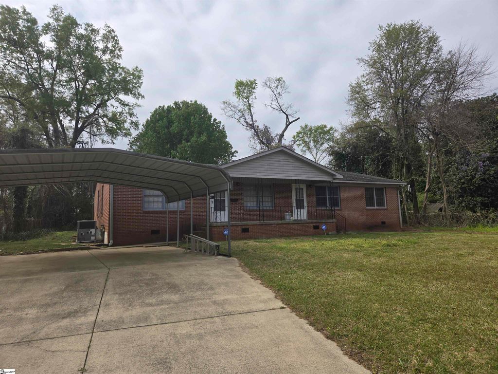 401 W Pitts Street, Clinton, SC 29325