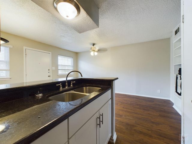 2401 Manor RD 125, Austin, TX 78722