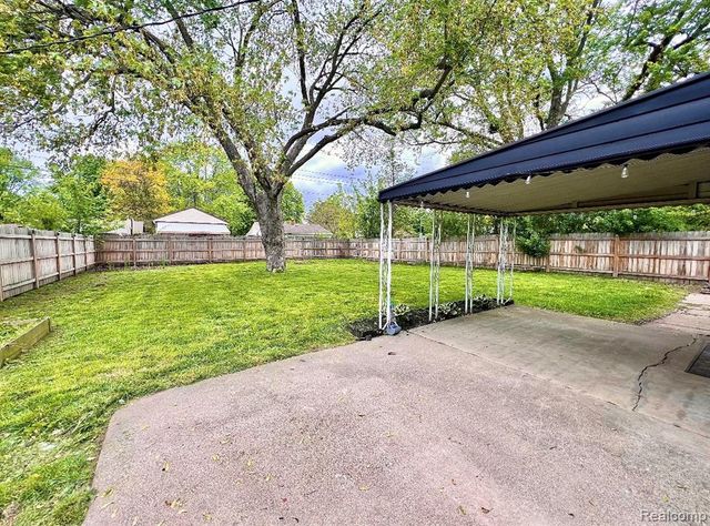 28111 Selkirk Street, Southfield, MI 48076