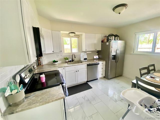 28111 Selkirk Street, Southfield, MI 48076