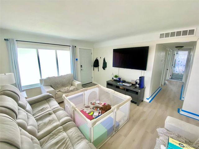 28111 Selkirk Street, Southfield, MI 48076