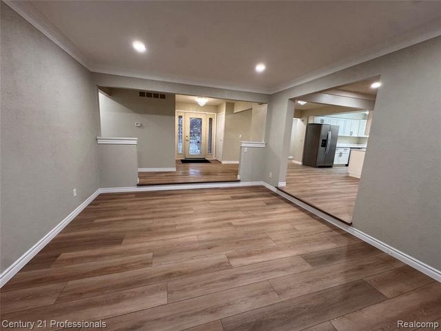 6820 Emerald Shores Drive, Troy, MI 48085