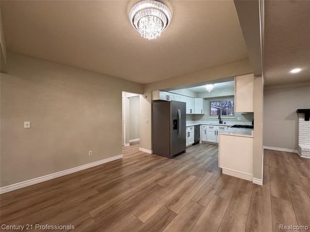 6820 Emerald Shores Drive, Troy, MI 48085