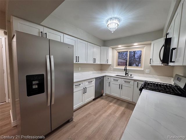 6820 Emerald Shores Drive, Troy, MI 48085