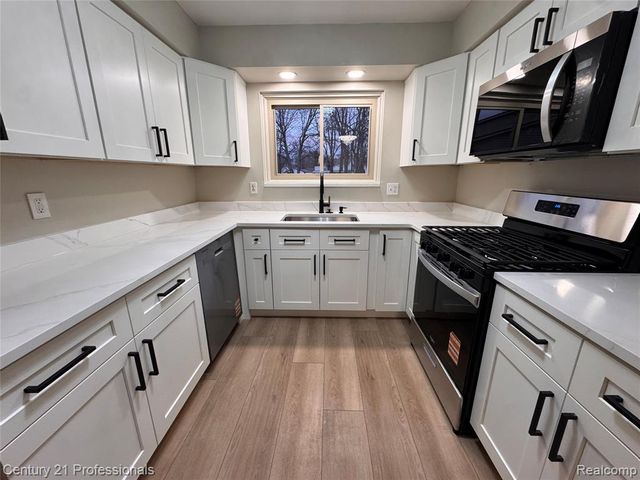 6820 Emerald Shores Drive, Troy, MI 48085