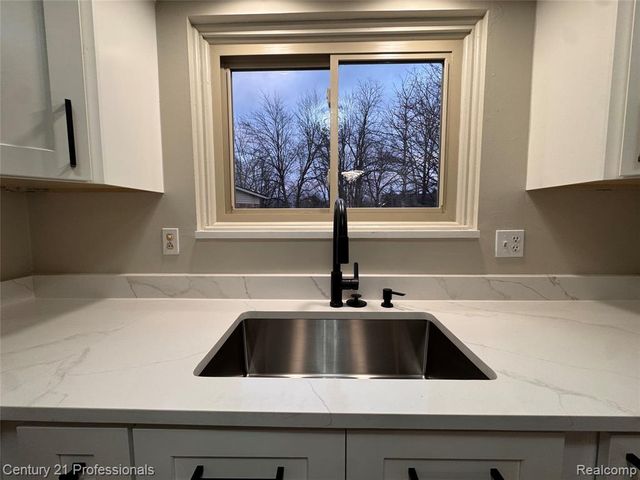 6820 Emerald Shores Drive, Troy, MI 48085