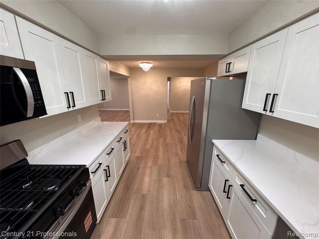 6820 Emerald Shores Drive, Troy, MI 48085