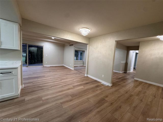 6820 Emerald Shores Drive, Troy, MI 48085