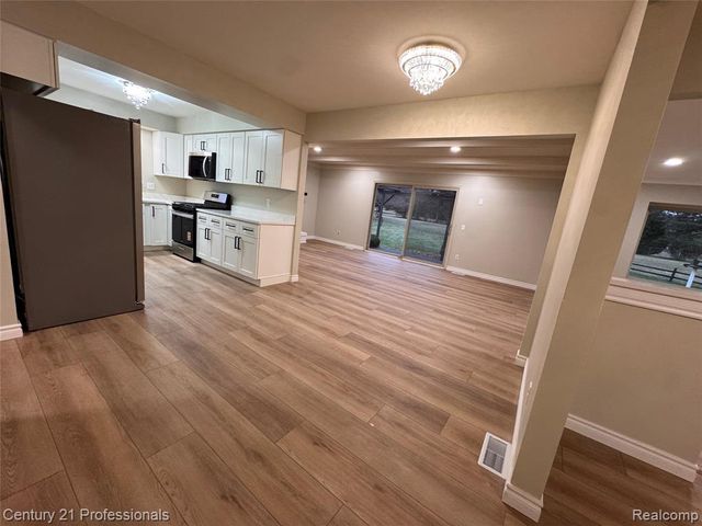 6820 Emerald Shores Drive, Troy, MI 48085