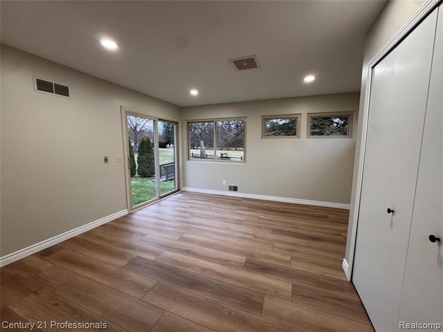 6820 Emerald Shores Drive, Troy, MI 48085