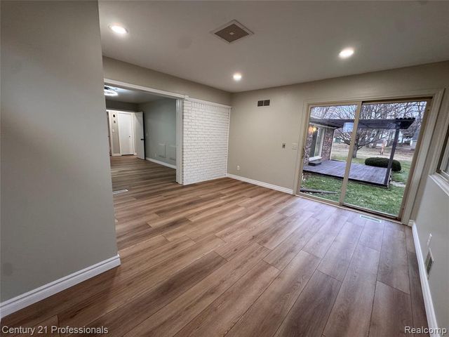 6820 Emerald Shores Drive, Troy, MI 48085