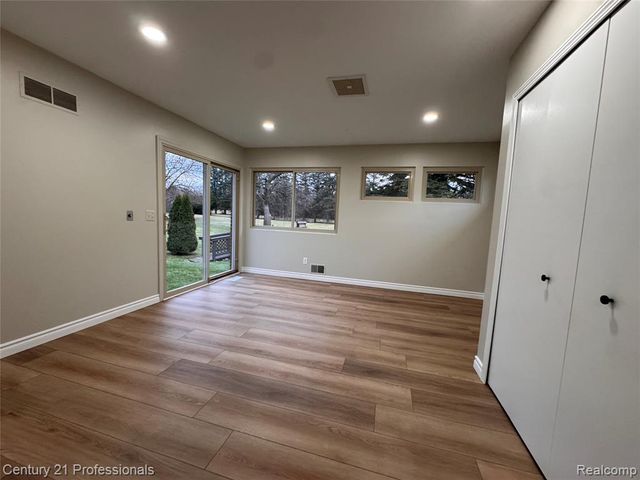 6820 Emerald Shores Drive, Troy, MI 48085