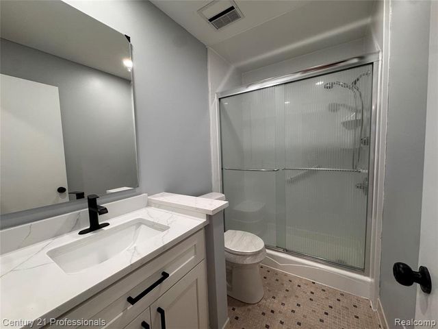 6820 Emerald Shores Drive, Troy, MI 48085