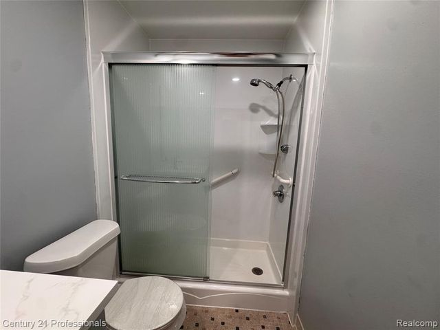 6820 Emerald Shores Drive, Troy, MI 48085