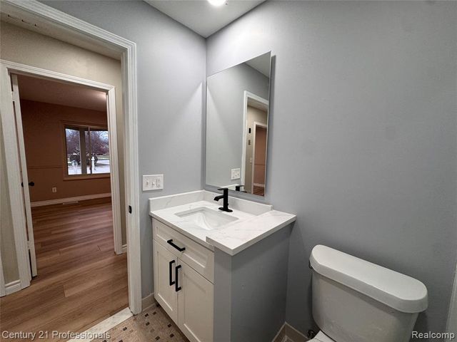 6820 Emerald Shores Drive, Troy, MI 48085