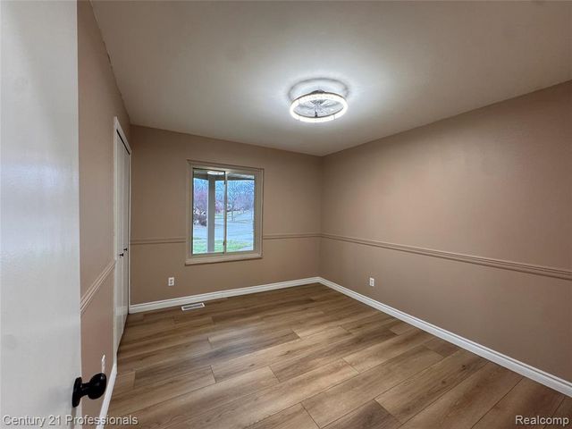 6820 Emerald Shores Drive, Troy, MI 48085