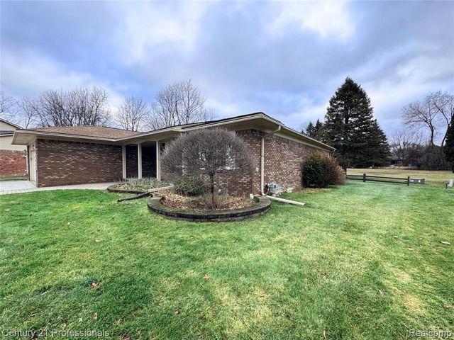 6820 Emerald Shores Drive, Troy, MI 48085