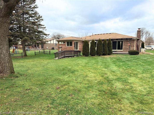 6820 Emerald Shores Drive, Troy, MI 48085