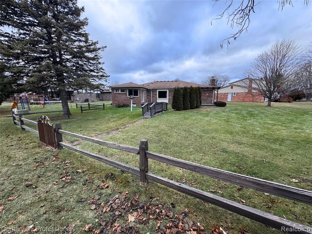 6820 Emerald Shores Drive, Troy, MI 48085