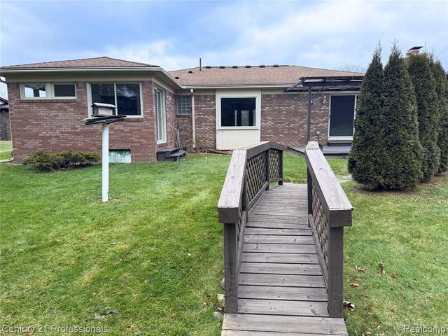 6820 Emerald Shores Drive, Troy, MI 48085