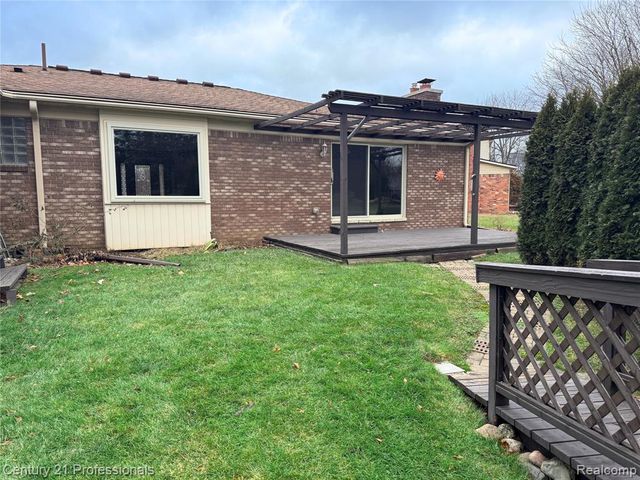 6820 Emerald Shores Drive, Troy, MI 48085