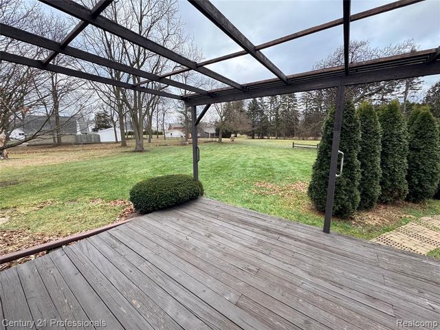 6820 Emerald Shores Drive, Troy, MI 48085