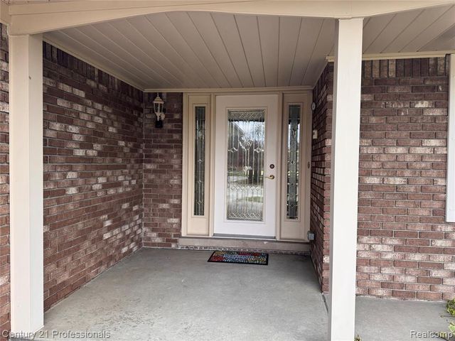 6820 Emerald Shores Drive, Troy, MI 48085