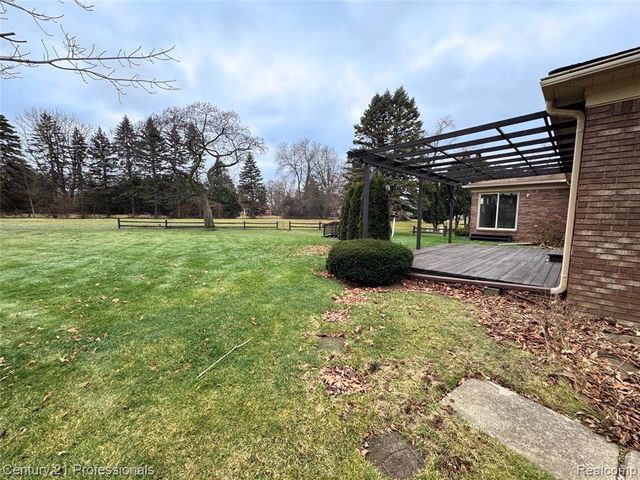 6820 Emerald Shores Drive, Troy, MI 48085