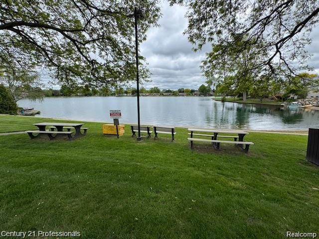 6820 Emerald Shores Drive, Troy, MI 48085