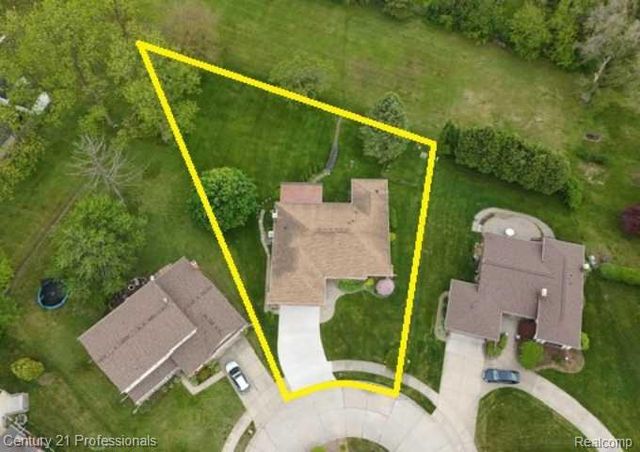 6820 Emerald Shores Drive, Troy, MI 48085